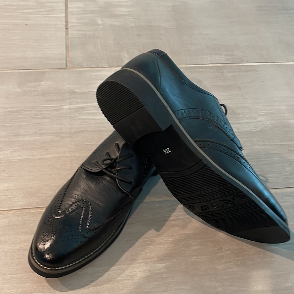 Dress wingtip shoes. Size 8. Black New very comfortable. - Picture 4 of 8